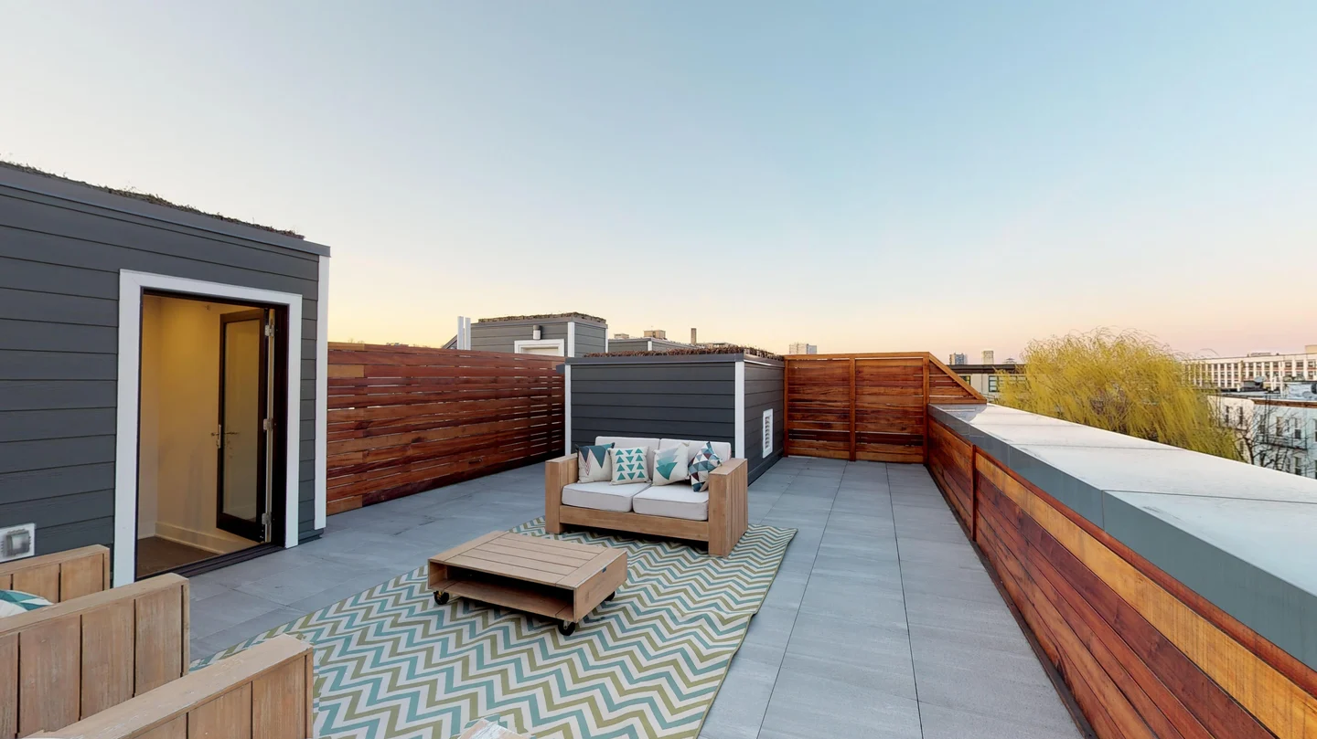 Großzügige Dachterrasse als Teil einer hochwertig präsentierten Immobilie